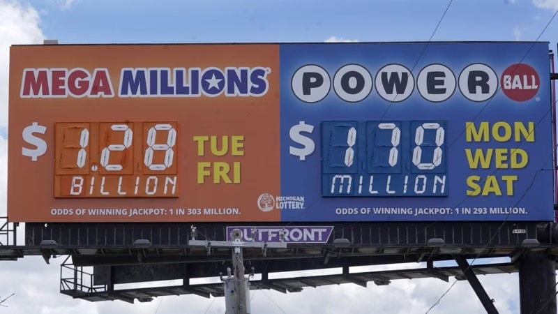 How many tickets did the last Powerball winner buy?